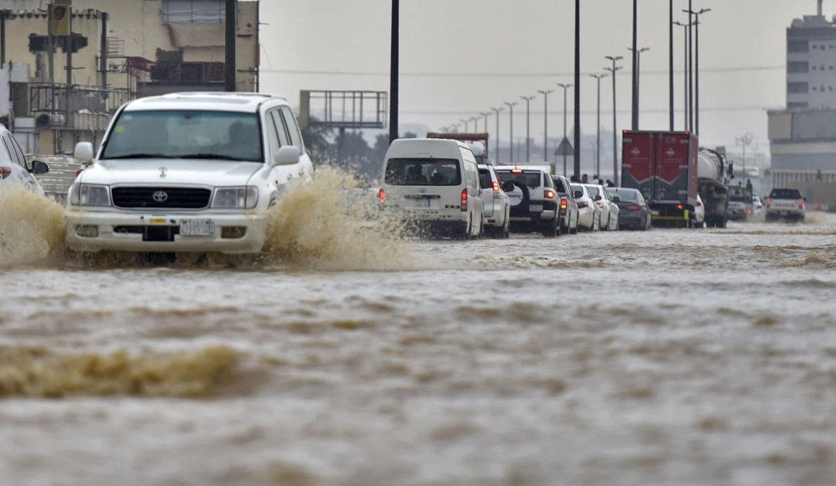 عاجل .. أمطار رعدية ورياح وبرد على الرياض وجازان وهذه المناطق السعودية : والدفاع المدني يحذر بشدة 